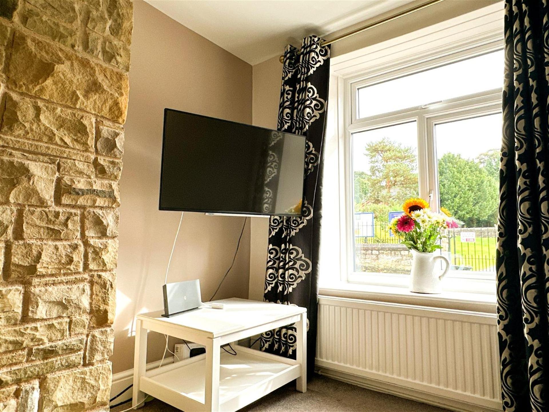 Country With Church View And Fireplace Near Leeds & York Leeds (West Yorkshire)