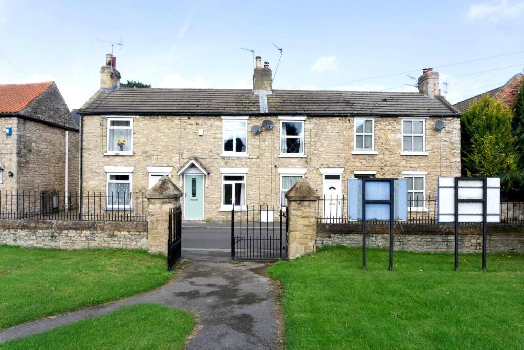 Country With Church View And Fireplace Near Leeds & York Holiday home Leeds (West Yorkshire)